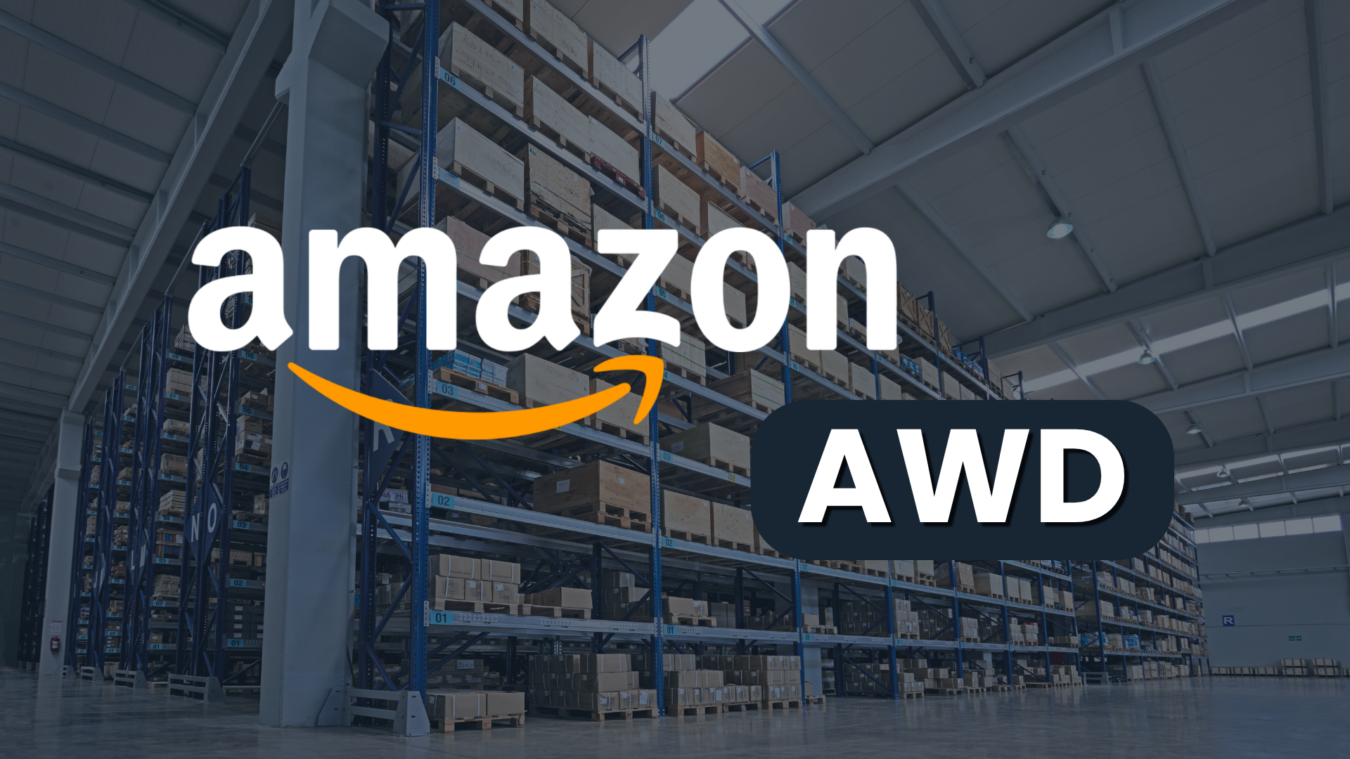 Logo de Amazon y rótulo AWD sobre un fondo de estanterías altas con palés y cajas en un almacén mayorista