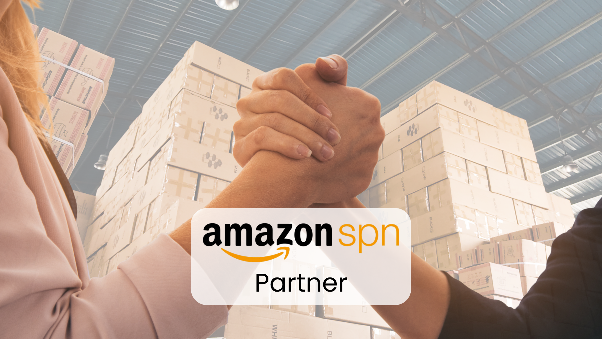 Dos manos entrelazadas con un almacén lleno de cajas de cartón al fondo y, en primer plano, el rótulo Amazon SPN Partner