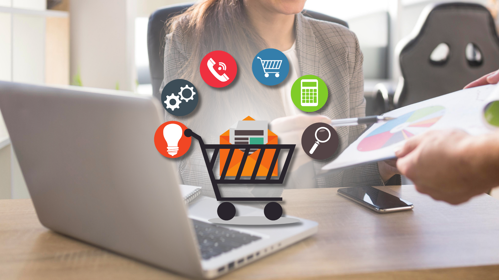 Mujer con portátil comenta un gráfico circular con otra persona entre iconos de e-commerce – selección de E-commerce Manager