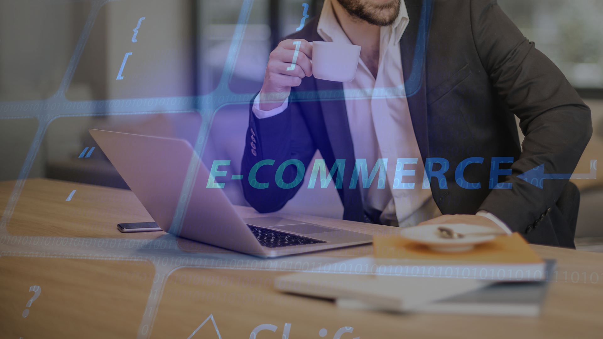 Hombre con traje y un café frente al portátil y el rótulo digital E-COMMERCE – a qué se dedica un E-commerce Manager