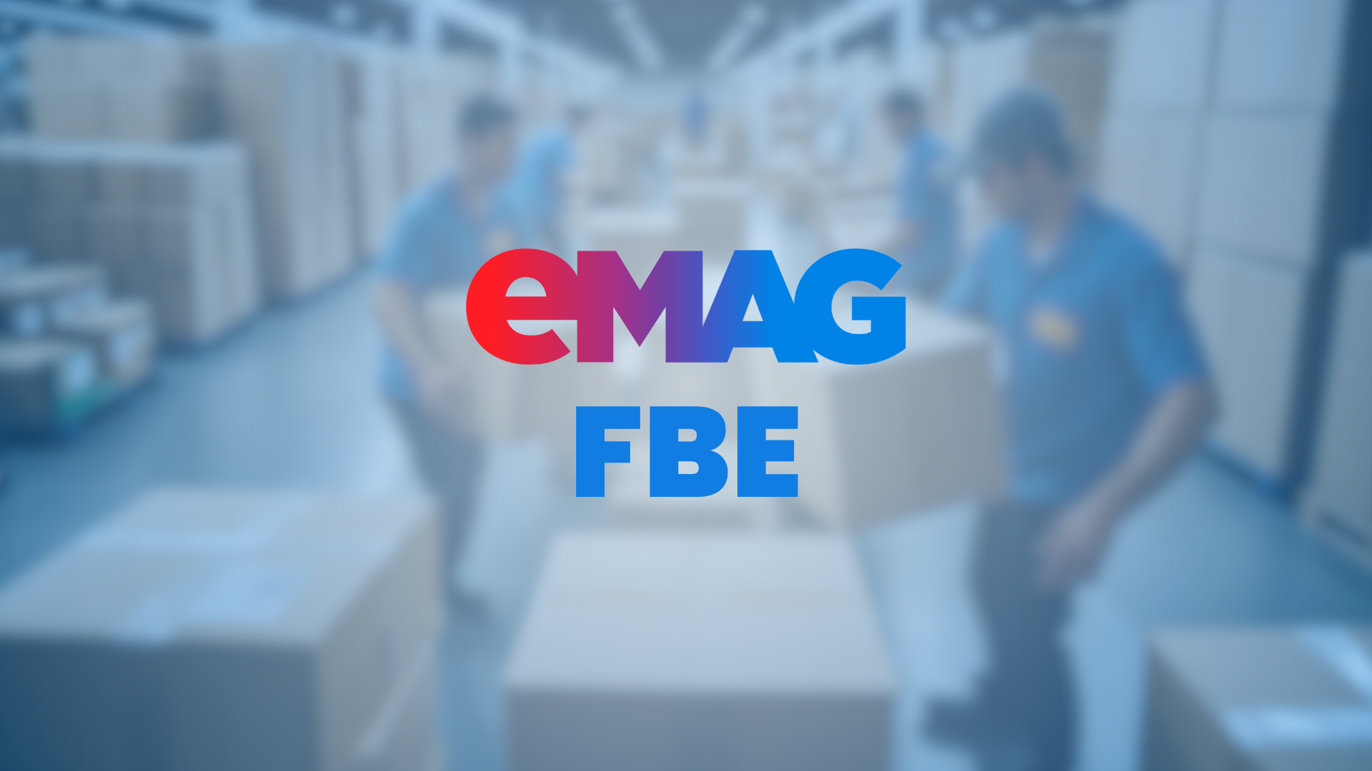 Logo de eMAG FBE sobre el fondo desenfocado de un almacén en el que operarios con camisetas azules mueven cajas