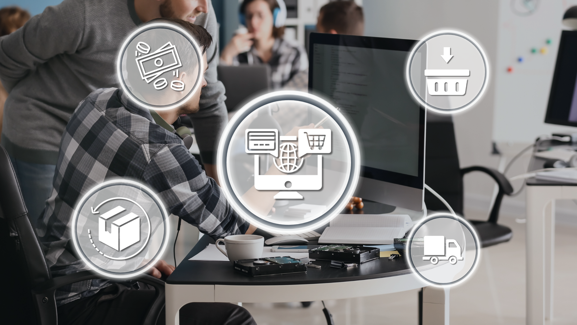 Oficina con empleados al ordenador e iconos de pago, carrito, devoluciones y envío – tareas del especialista en e-commerce