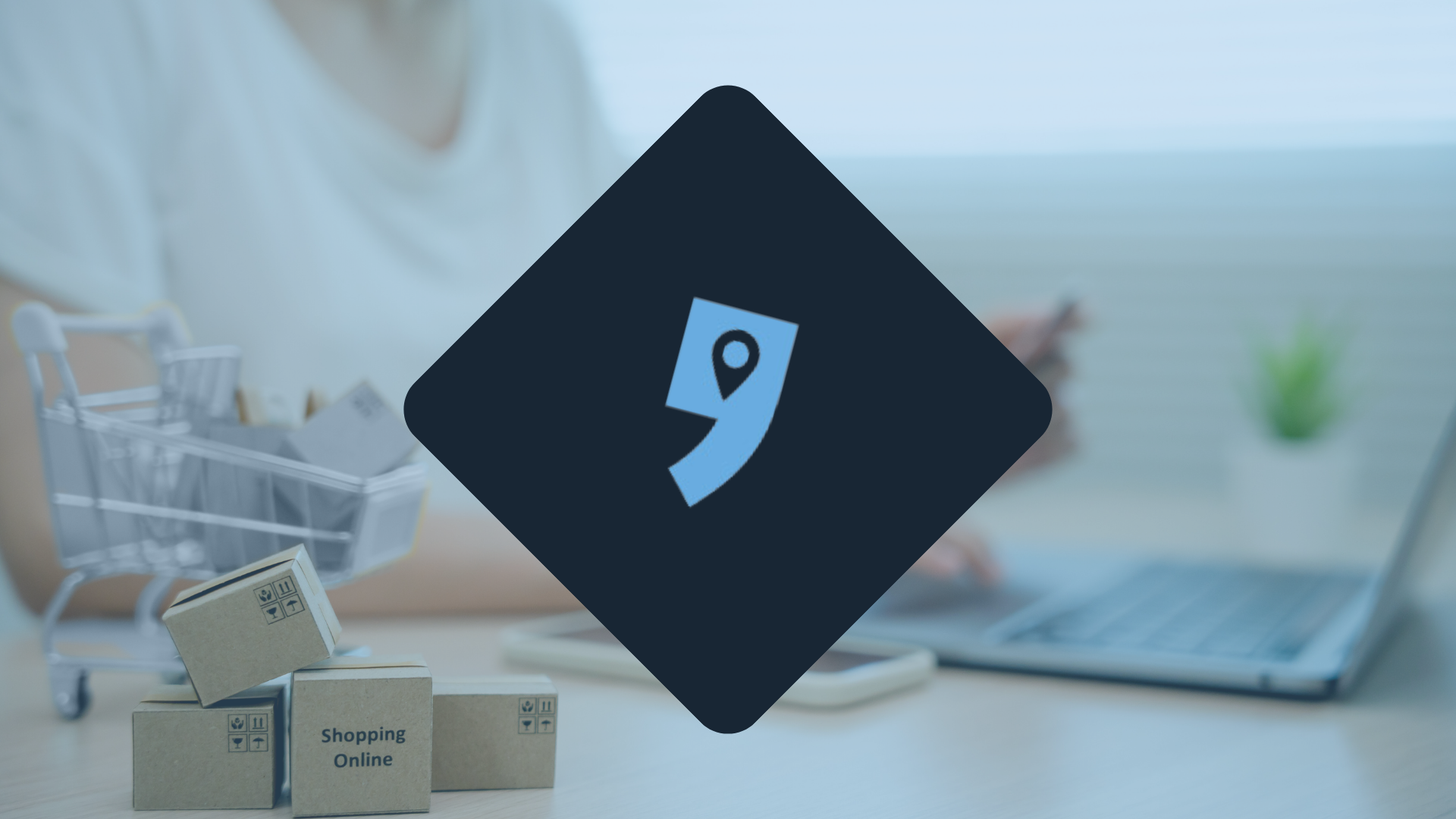 Logo de Empik en un rombo azul marino; al fondo, portátil, carrito y cajas con el texto Shopping Online – vender en Empik