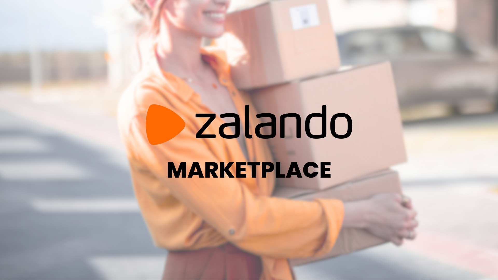 Mujer sonriente con camisa naranja lleva tres paquetes de cartón; en la imagen, el logo de Zalando Marketplace