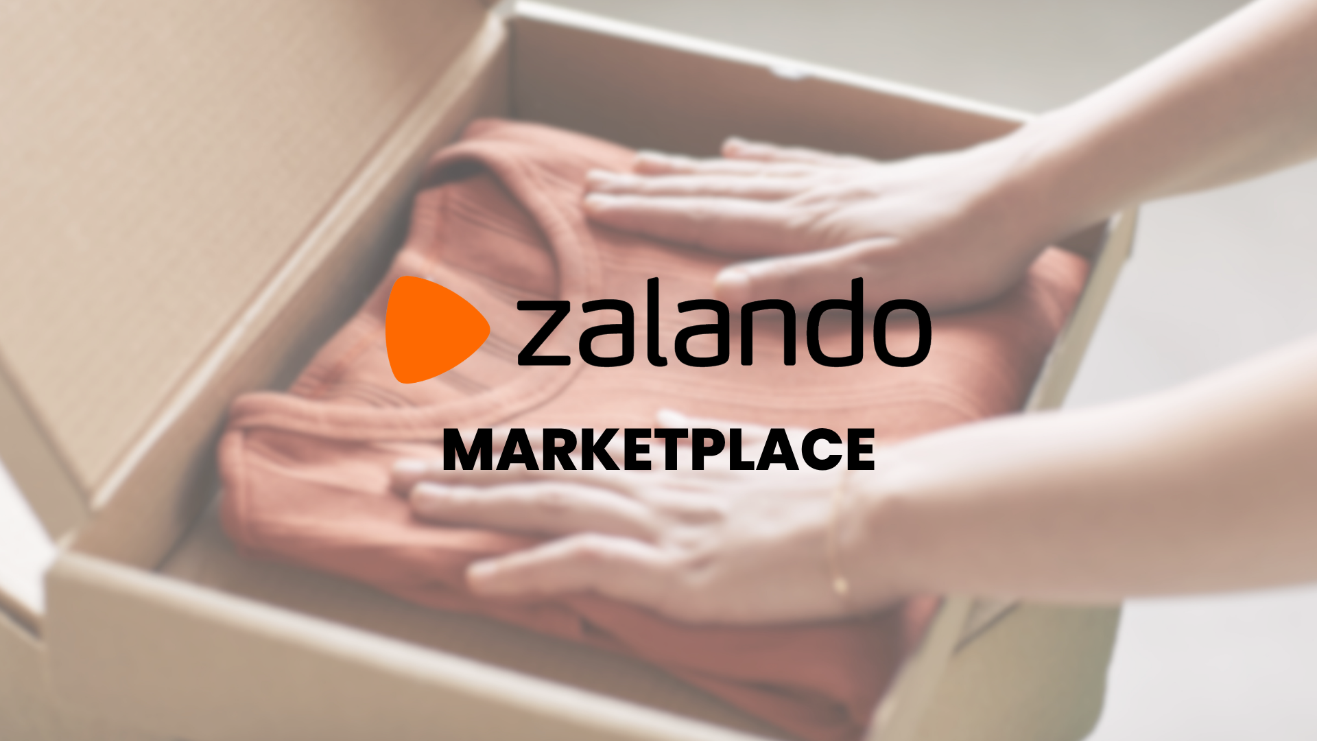 Unas manos colocan un jersey doblado en una caja de envío de cartón; en la imagen, el logo de Zalando Marketplace